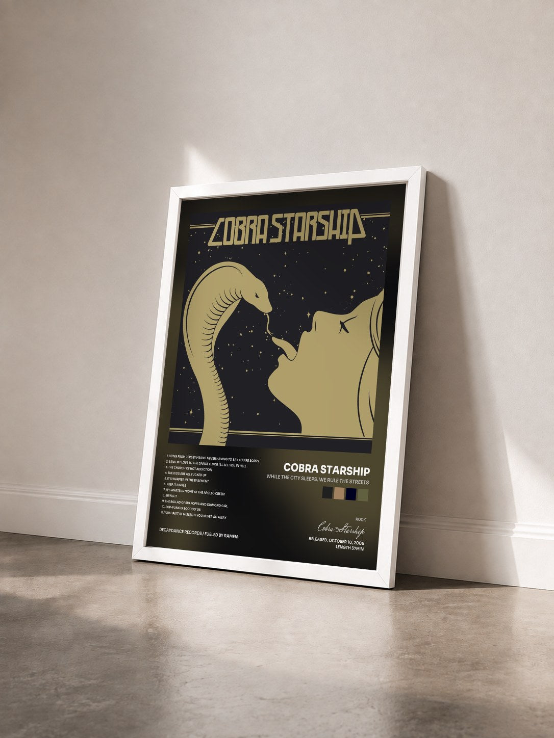 #blanc Tableau de l'album While the City Sleeps, We Rule the Streets de Cobra Starship vu de trois quarts, cadre blanc
