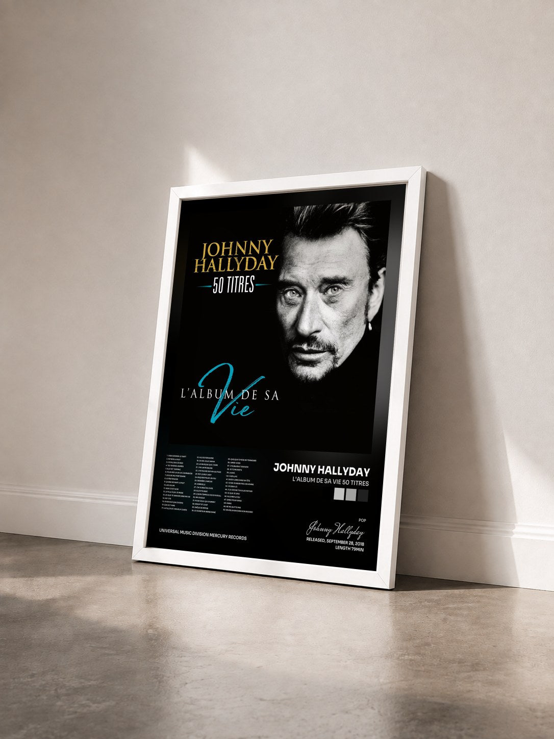 #blanc L'album di sa vie 50 titres de Johnny Hallyday in stampa incorniciata vista di tre quarti, cornice bianca