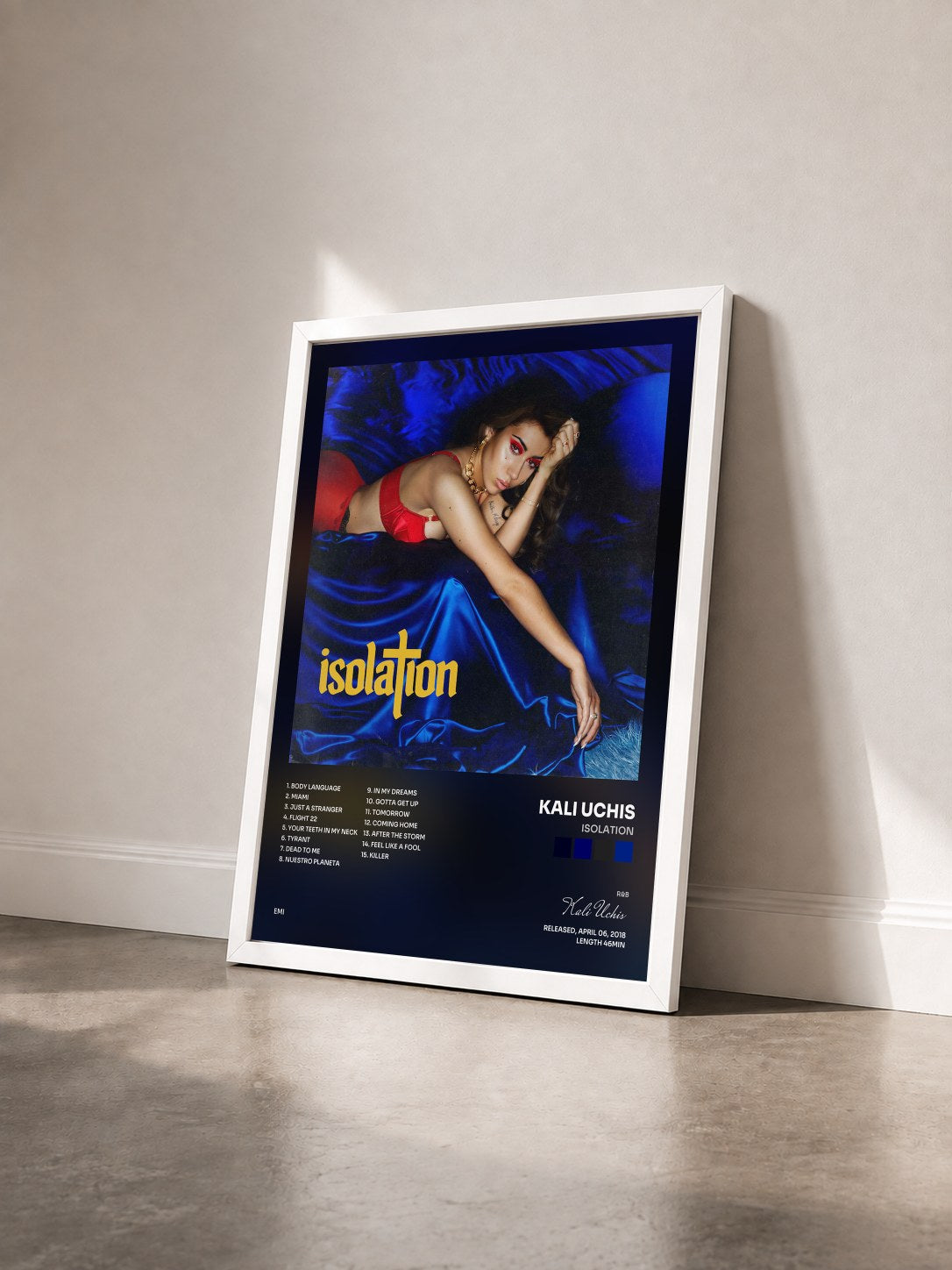 #blanc Tableau de l'album Isolation de Kali Uchis vu de trois quarts, cadre blanc
