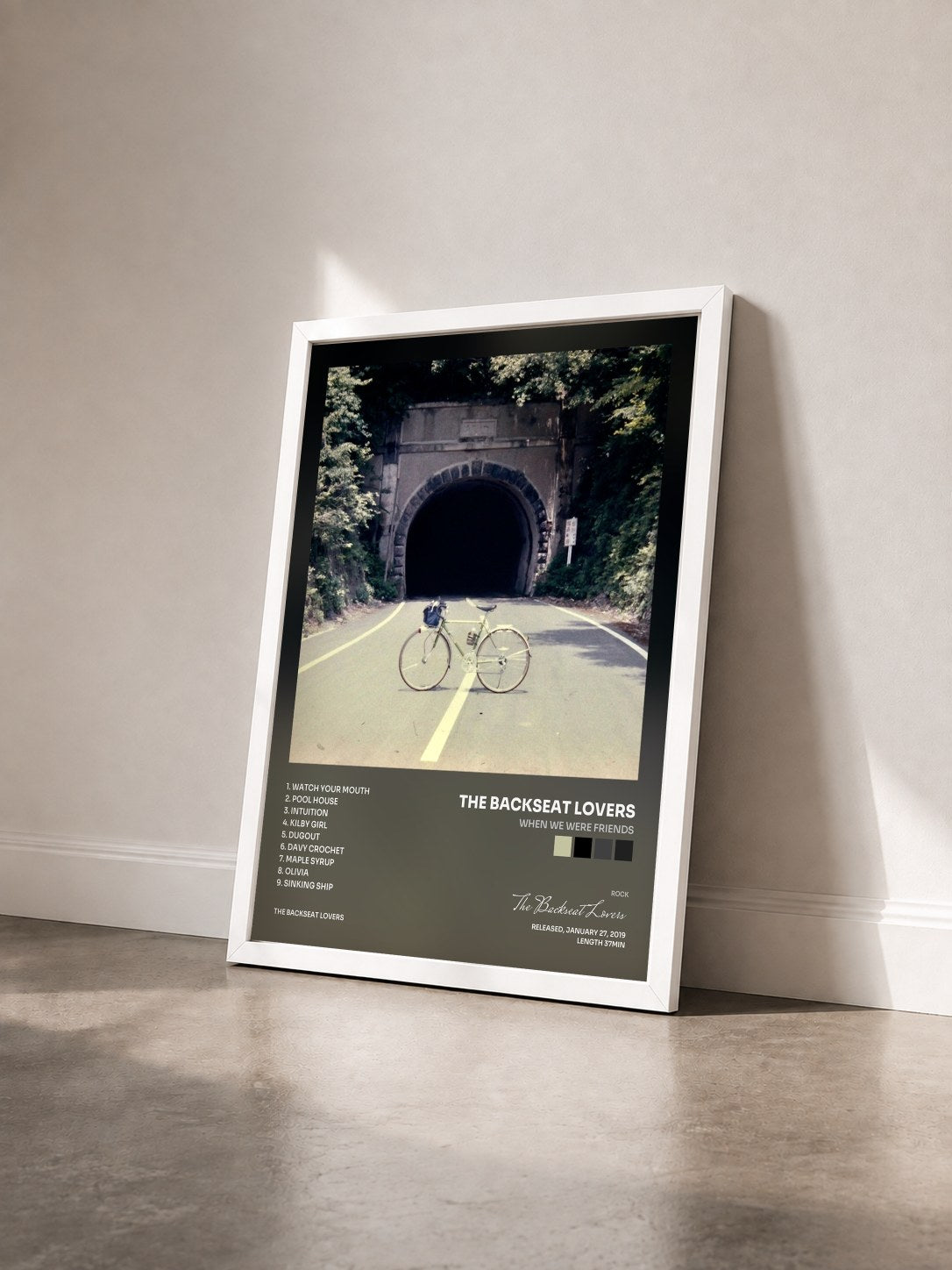 #blanc Tableau de l'album When We Were Friends de The Backseat Lovers vu de trois quarts, cadre blanc