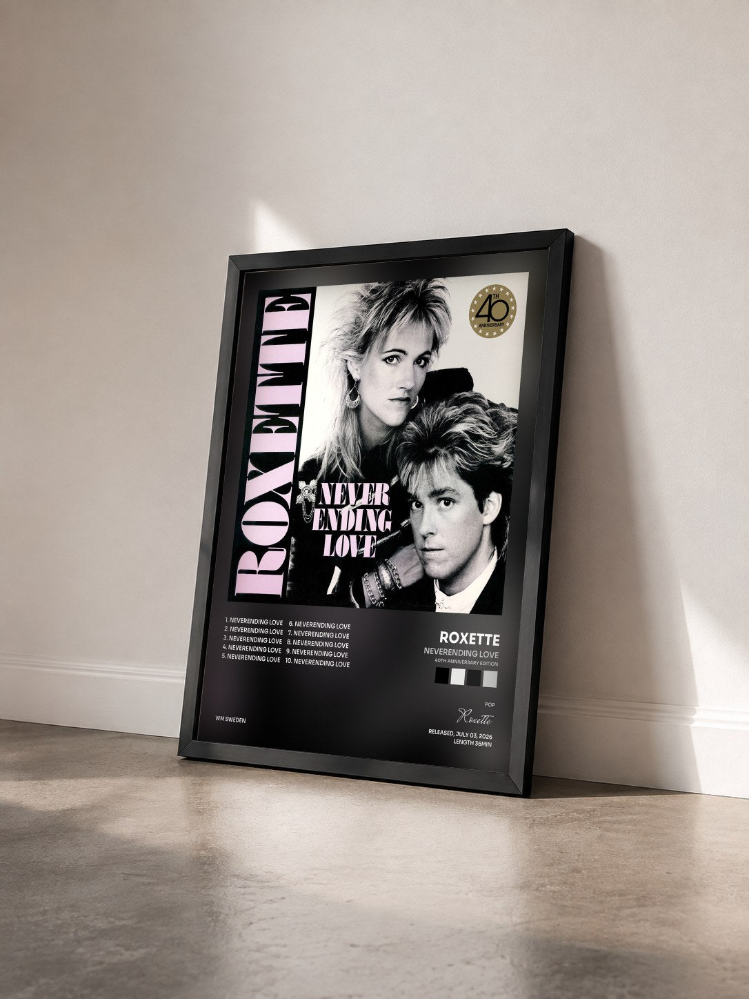#noir Neverending Love (40th Anniversary Edition) von Roxette als gerahmter Kunstdruck von schräg gesehen, schwarzer Rahmen