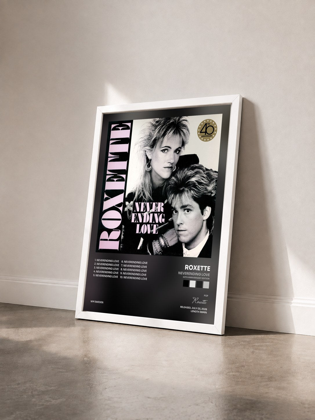 #blanc Neverending Love (40th Anniversary Edition) von Roxette als gerahmter Kunstdruck von schräg gesehen, weißer Rahmen