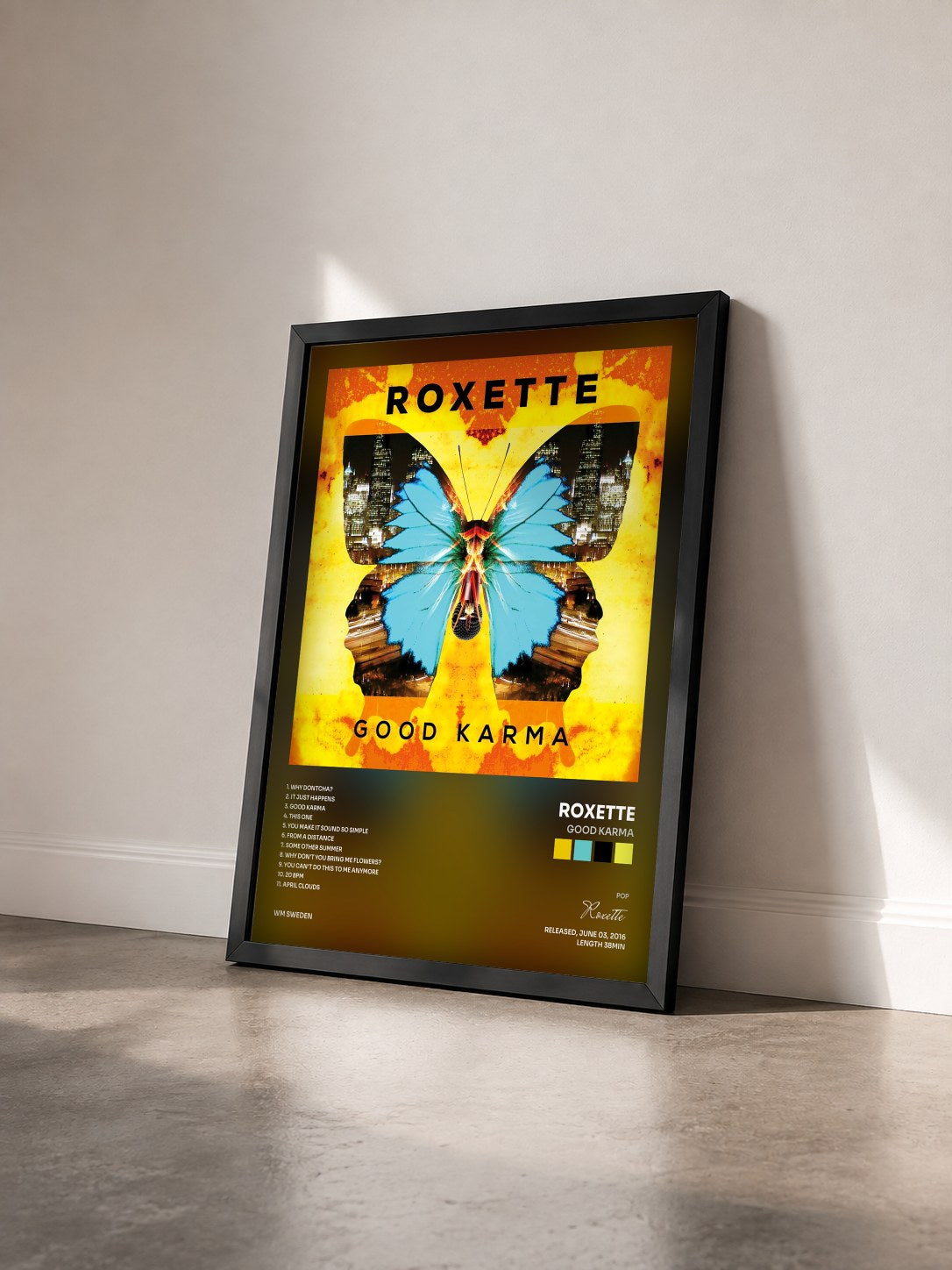 #noir Good Karma von Roxette als gerahmter Kunstdruck von schräg gesehen, schwarzer Rahmen