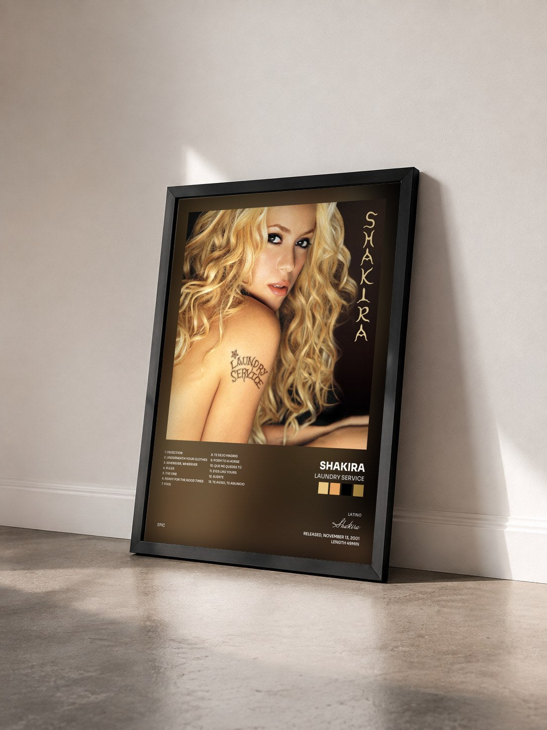 #noir Laundry Service de Shakira en lámina enmarcada vista de tres cuartos, marco negro