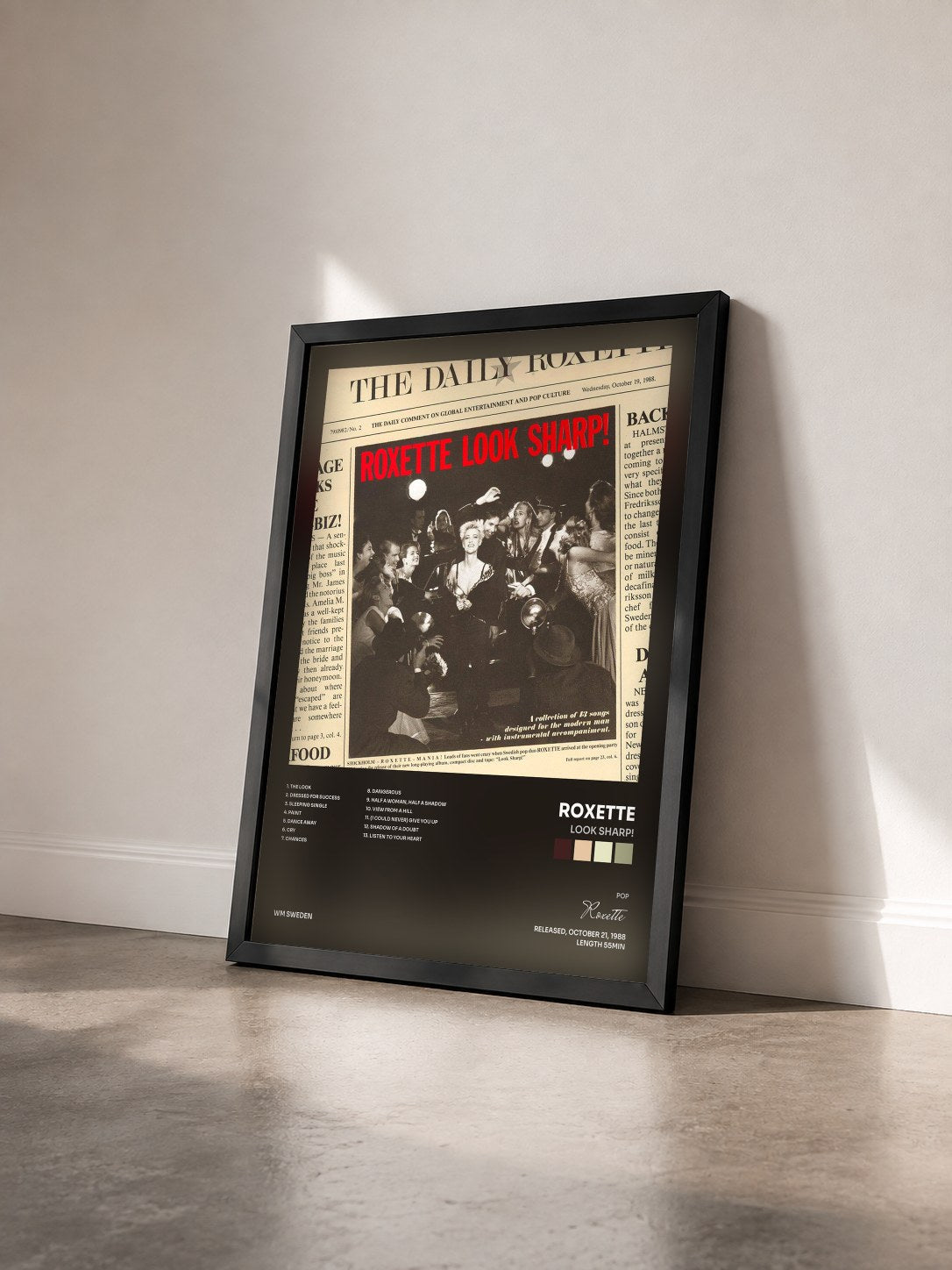 #noir Look Sharp! von Roxette als gerahmter Kunstdruck von schräg gesehen, schwarzer Rahmen