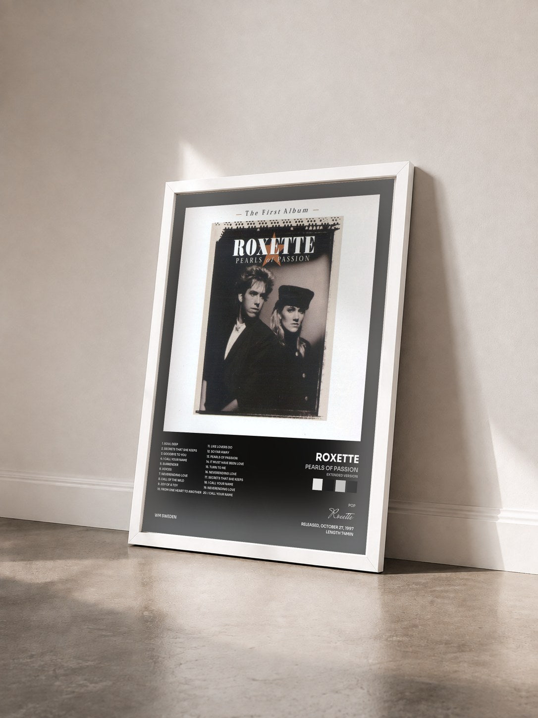 #blanc Pearls Of Passion (Extended Version) von Roxette als gerahmter Kunstdruck von schräg gesehen, weißer Rahmen
