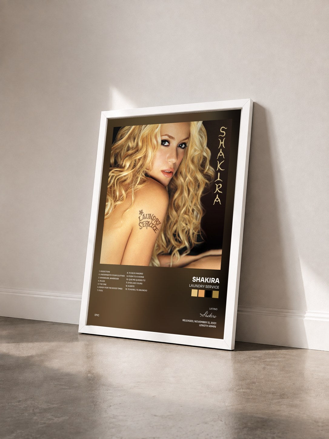 #blanc Laundry Service de Shakira en lámina enmarcada vista de tres cuartos, marco blanco