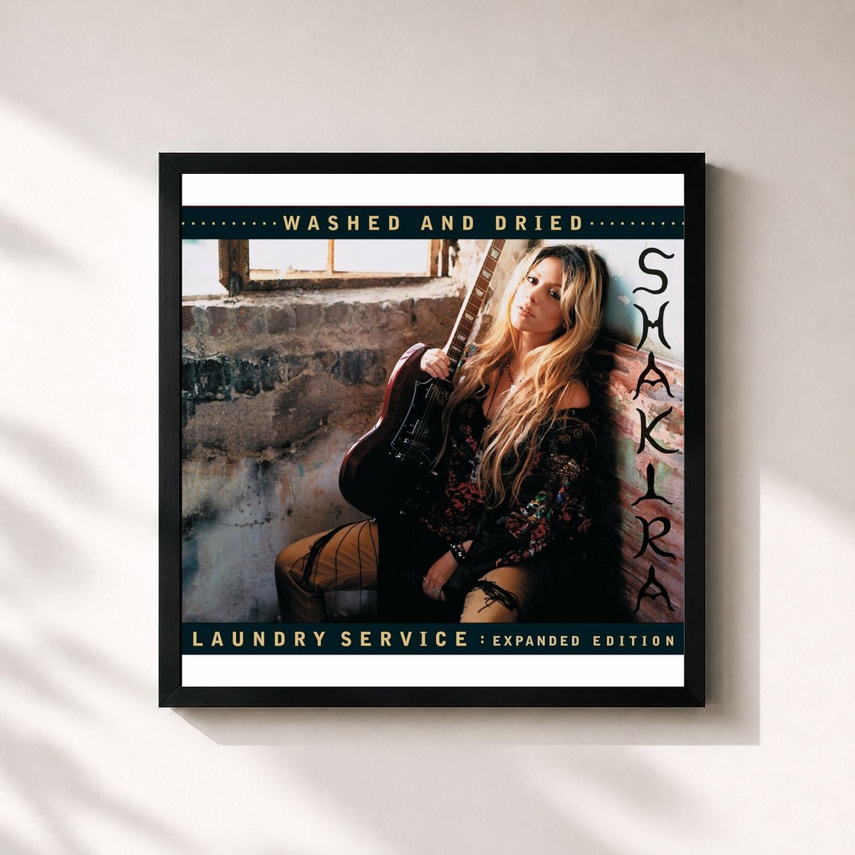 #noir Tableau carré de l'album Laundry Service: Washed and Dried (Expanded Edition) de Shakira, cadre noir 32x32 cm
