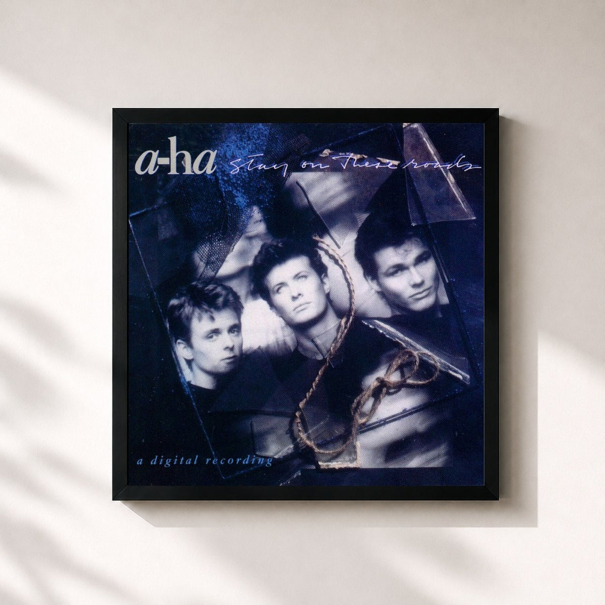 #noir Stay on These Roads de a-ha en lámina cuadrada enmarcada, marco negro de 32x32 cm