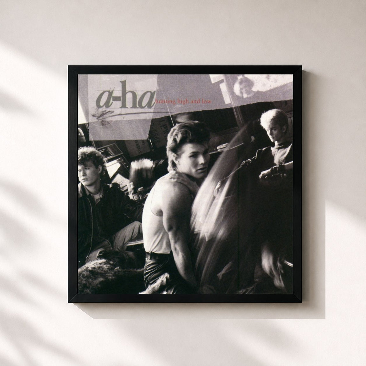 #noir Hunting High and Low de a-ha en lámina cuadrada enmarcada, marco negro de 32x32 cm