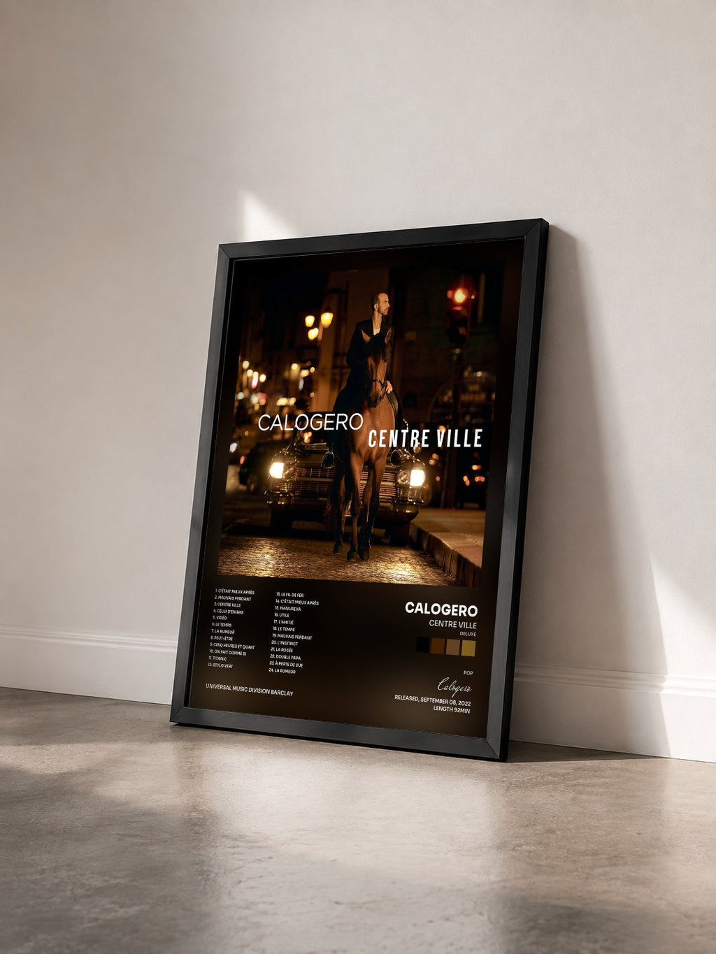 #noir Centre ville (Deluxe) de Calogero en lámina enmarcada vista de tres cuartos, marco negro