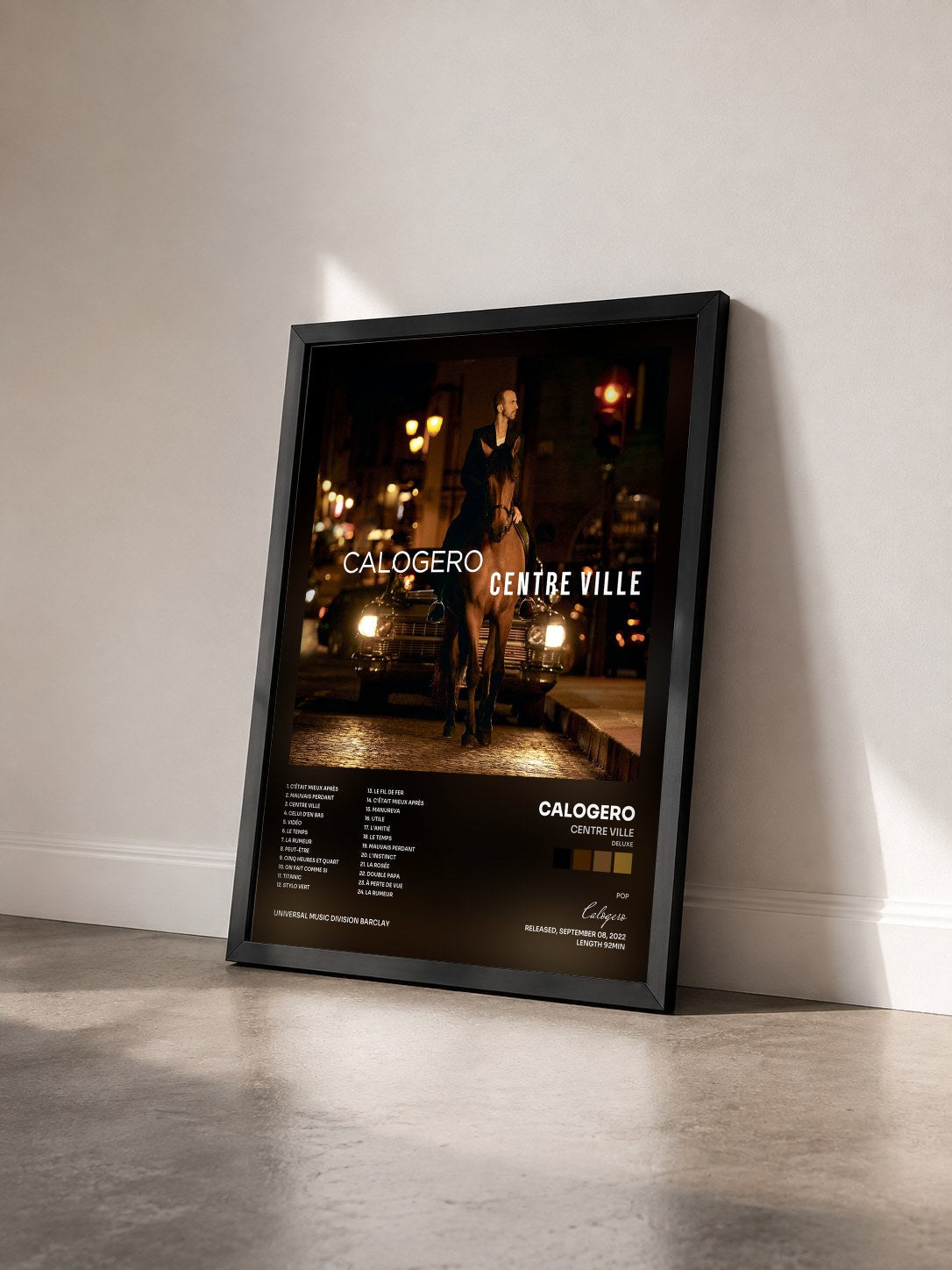 #noir Centre ville (Deluxe) de Calogero en lámina enmarcada vista de tres cuartos, marco negro