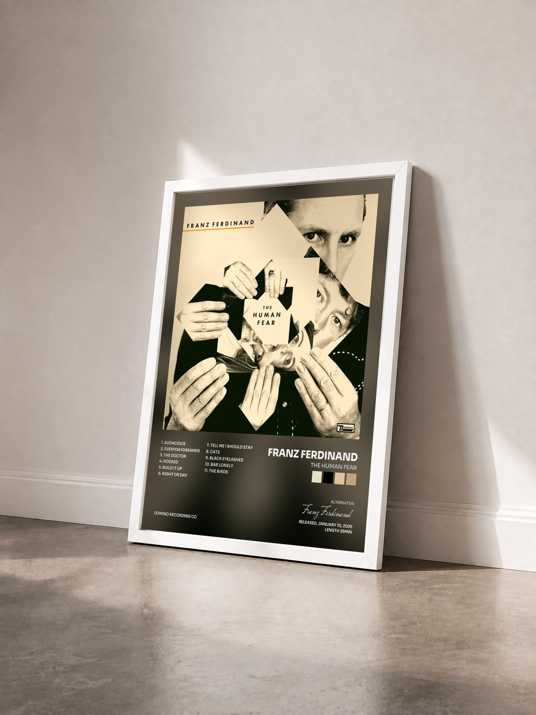 #blanc The Human Fear von Franz Ferdinand als gerahmter Kunstdruck von schräg gesehen, weißer Rahmen
