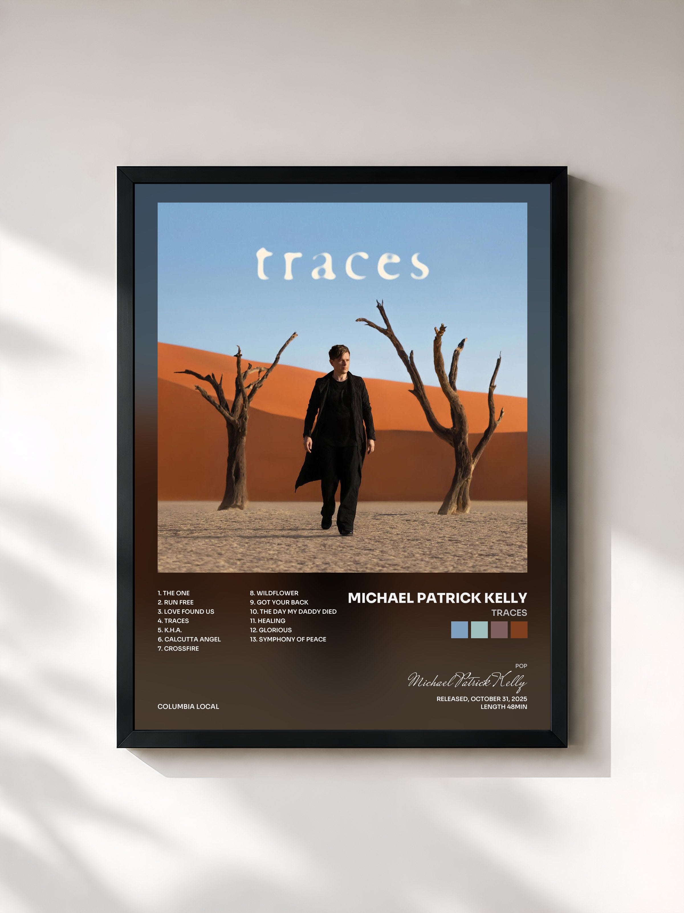 #noir Tableau de l'album Traces de Michael Patrick Kelly, cadre noir, imprimé et encadré en France