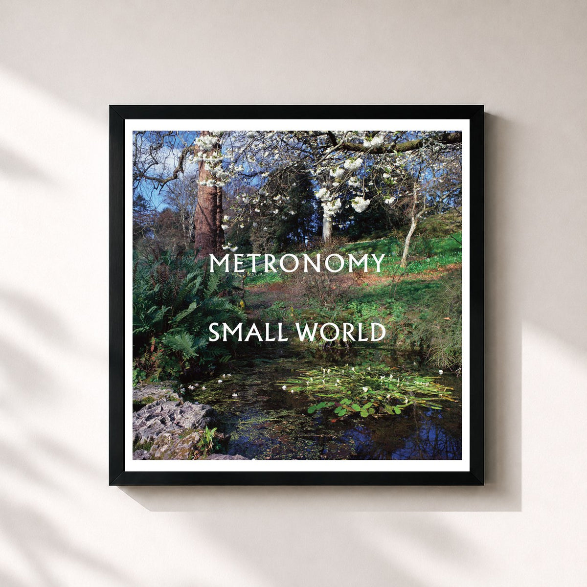 #noir Tableau carré de l'album Small World de Metronomy, cadre noir 32x32 cm