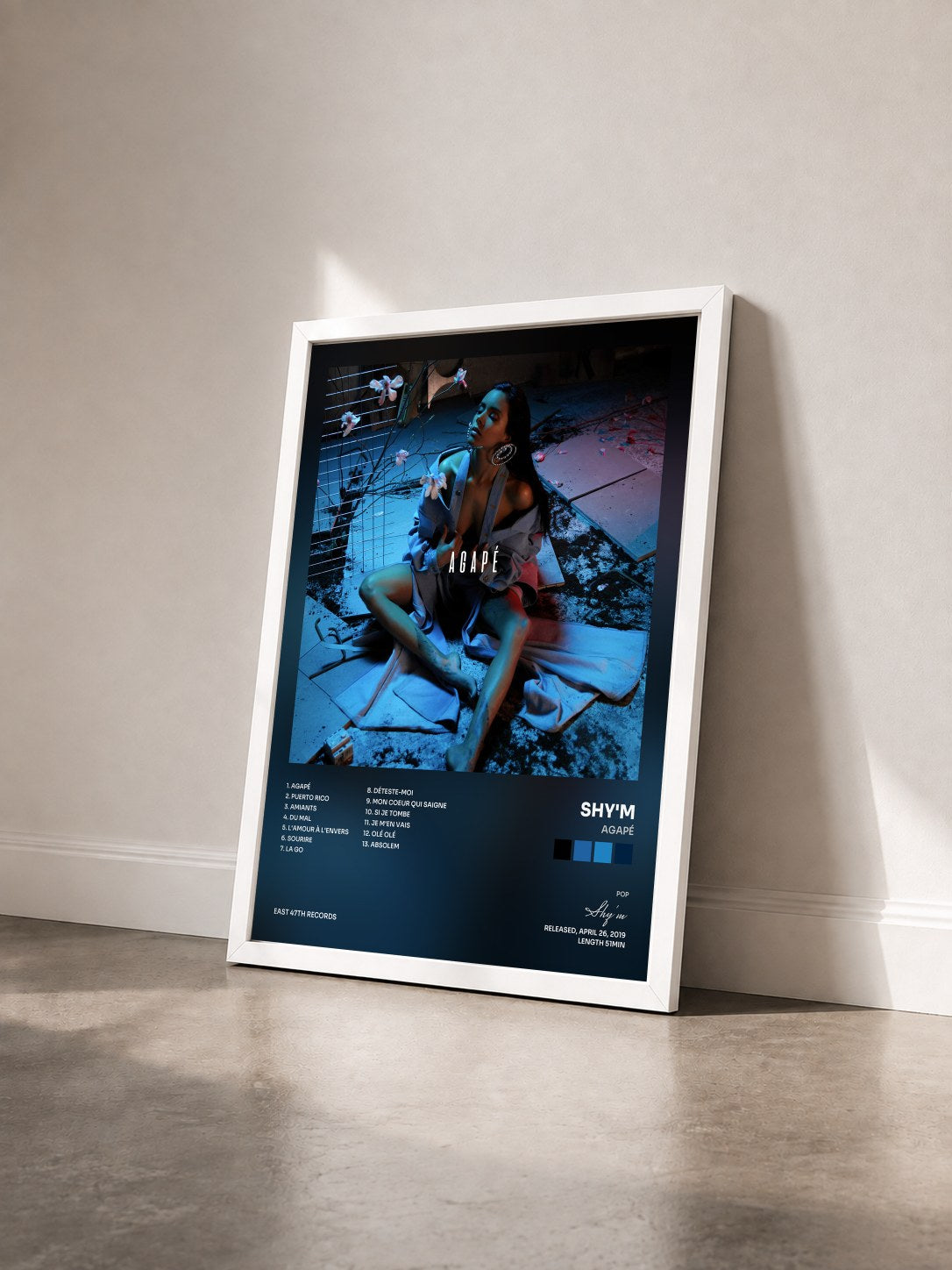 #blanc Tableau de l'album Agapé de Shy'm vu de trois quarts, cadre blanc