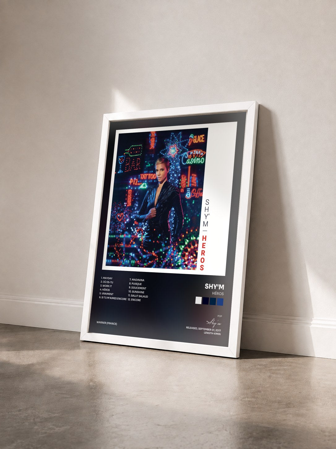 #blanc Tableau de l'album Héros de Shy'm vu de trois quarts, cadre blanc