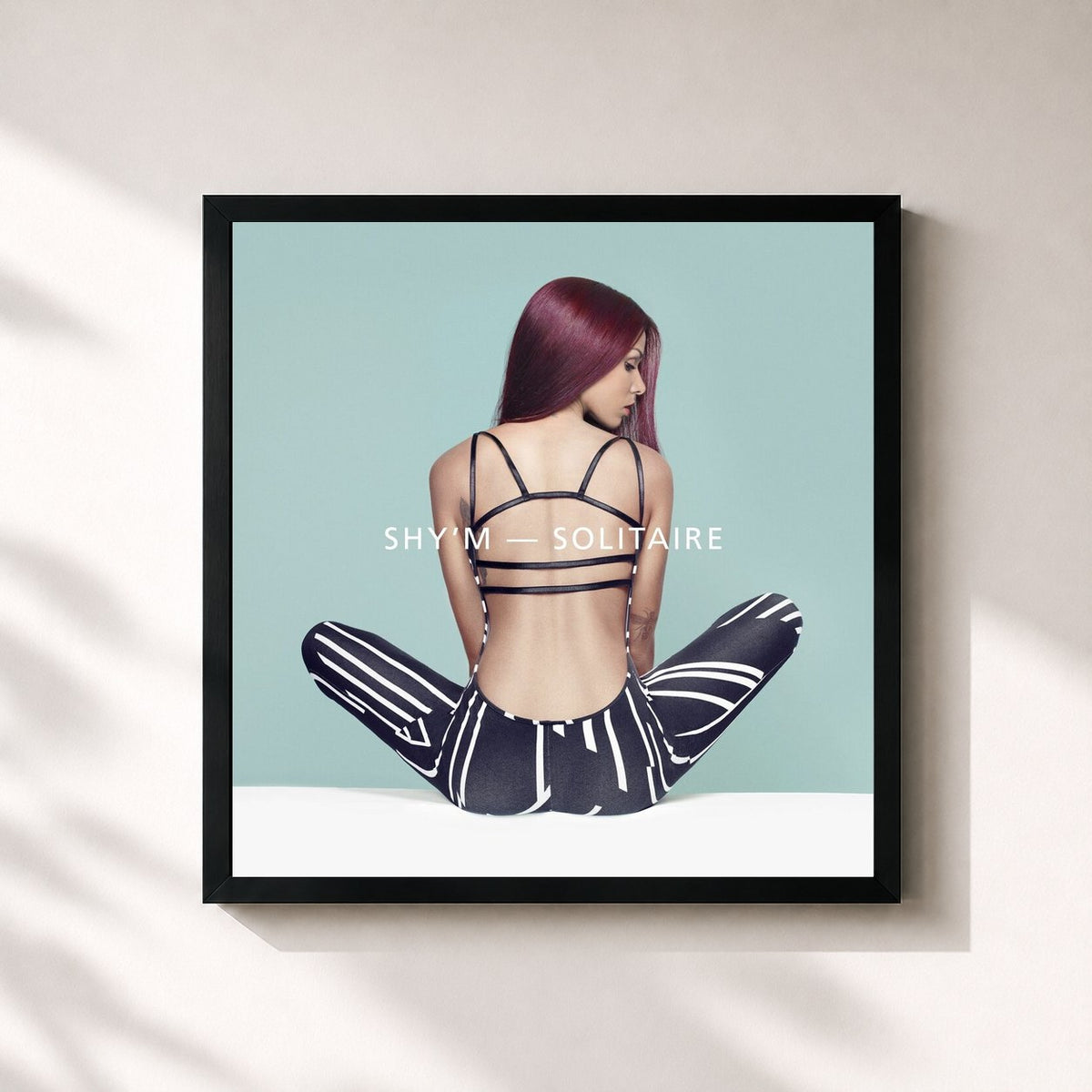 #noir Tableau carré de l'album Solitaire de Shy'm, cadre noir 32x32 cm