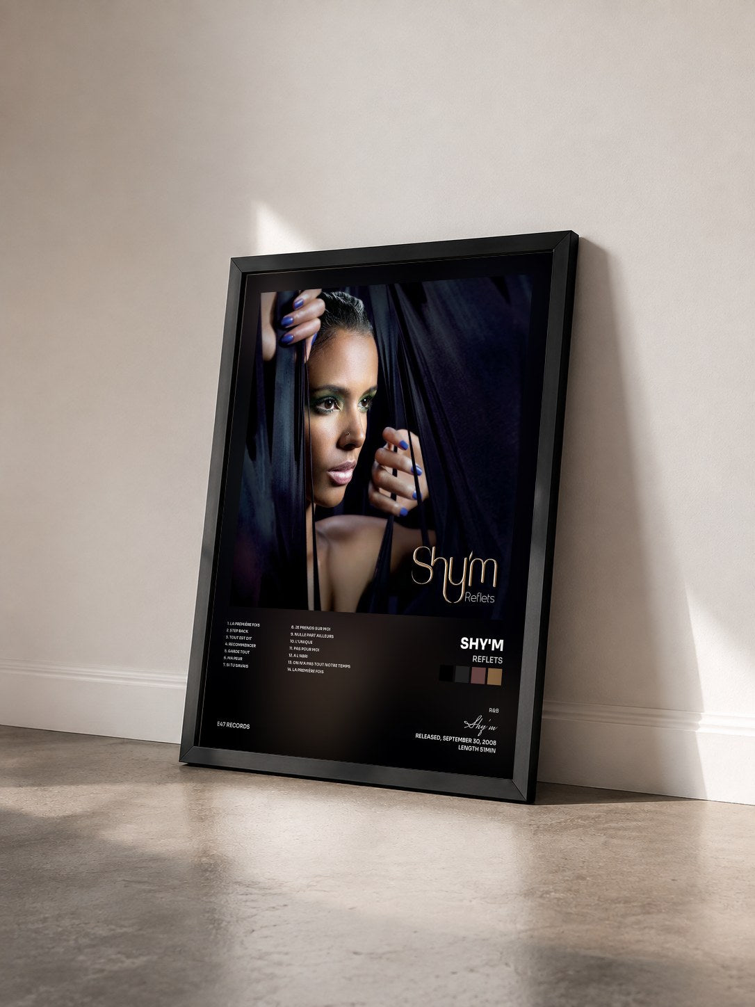 #noir Tableau de l'album Reflets de Shy'm vu de trois quarts, cadre noir