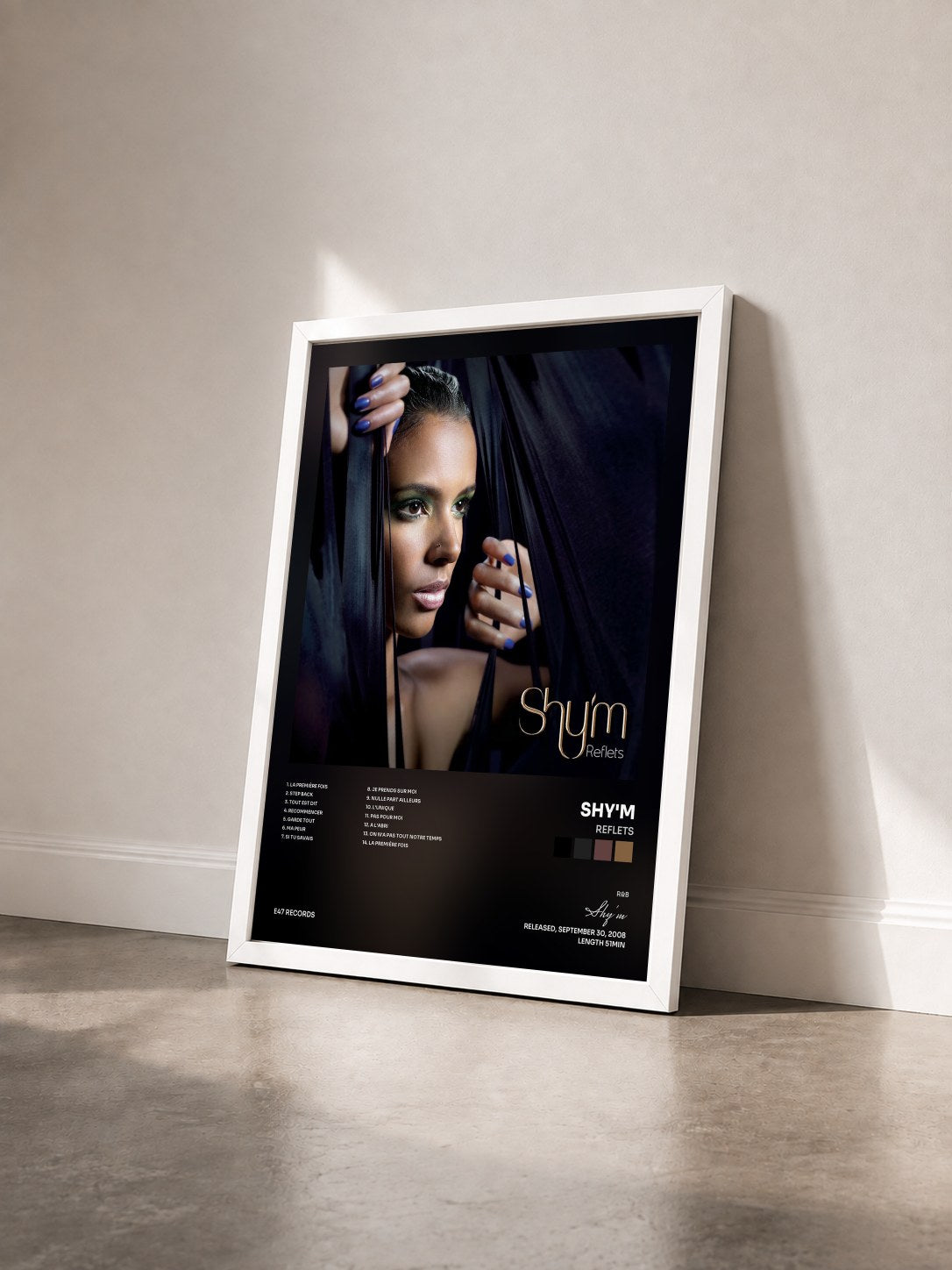 #blanc Tableau de l'album Reflets de Shy'm vu de trois quarts, cadre blanc