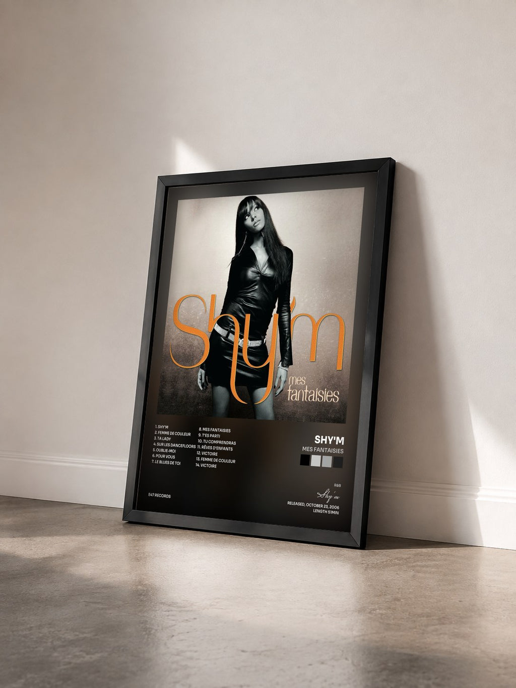 #noir Tableau de l'album Mes fantaisies de Shy'm vu de trois quarts, cadre noir