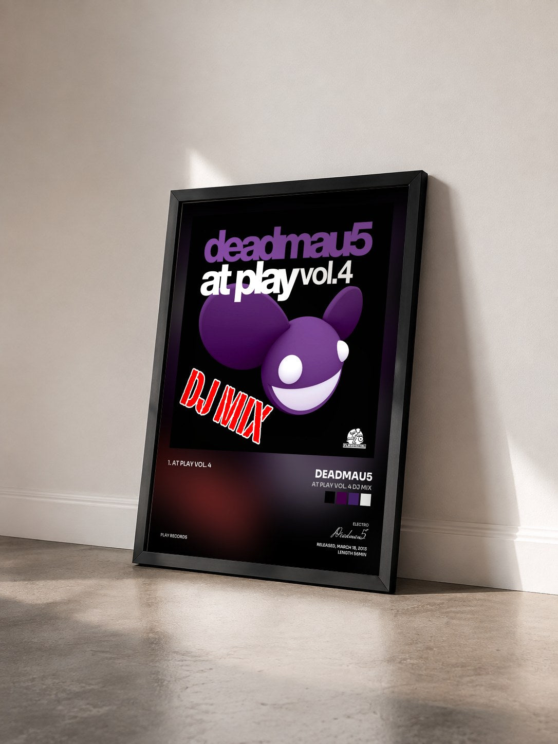 #noir Tableau de l'album At Play Vol. 4 DJ Mix de Deadmau5 vu de trois quarts, cadre noir