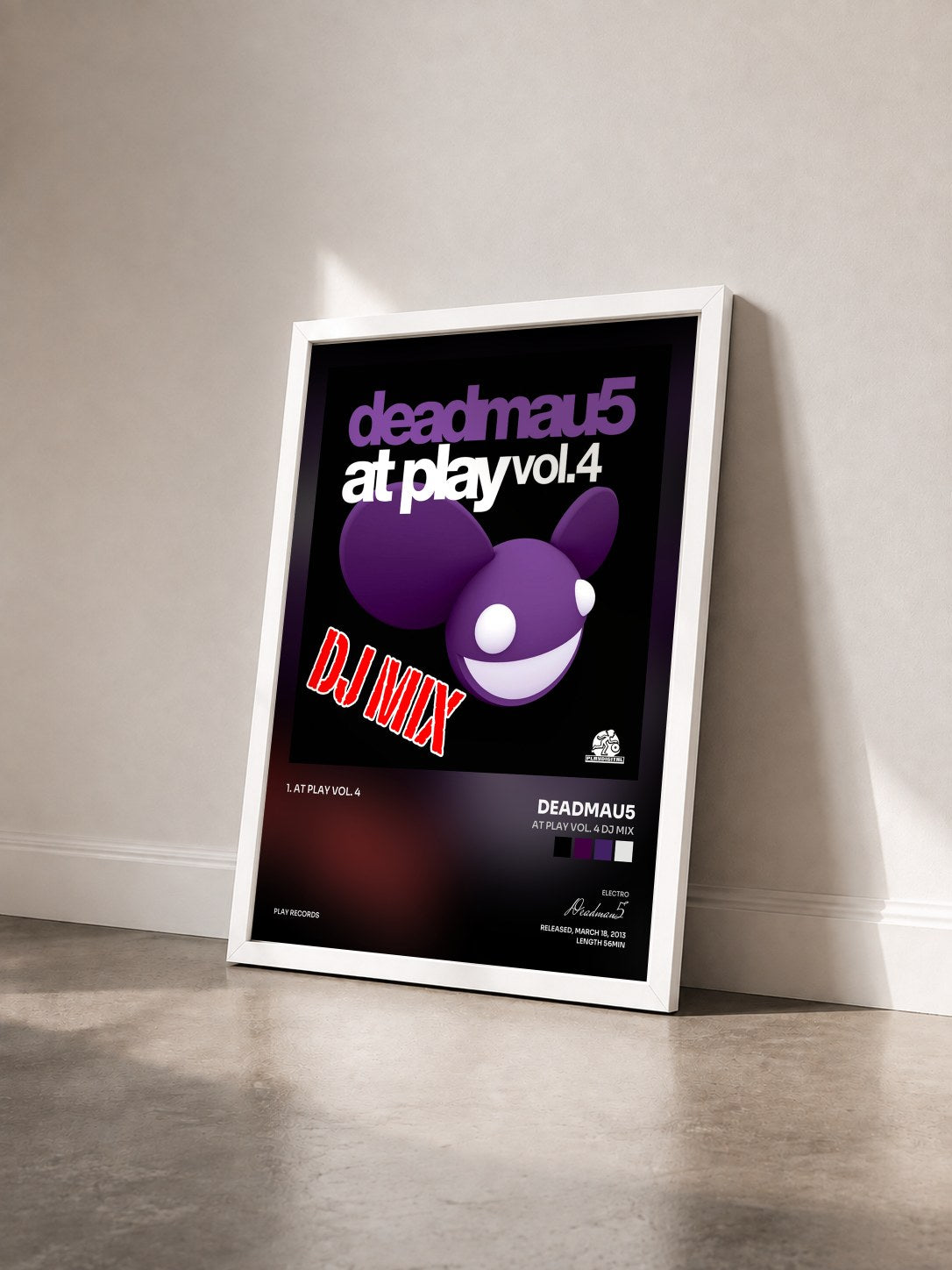 #blanc Tableau de l'album At Play Vol. 4 DJ Mix de Deadmau5 vu de trois quarts, cadre blanc