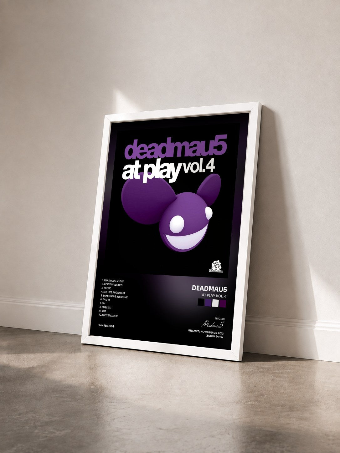 #blanc Tableau de l'album At Play Vol. 4 de Deadmau5 vu de trois quarts, cadre blanc