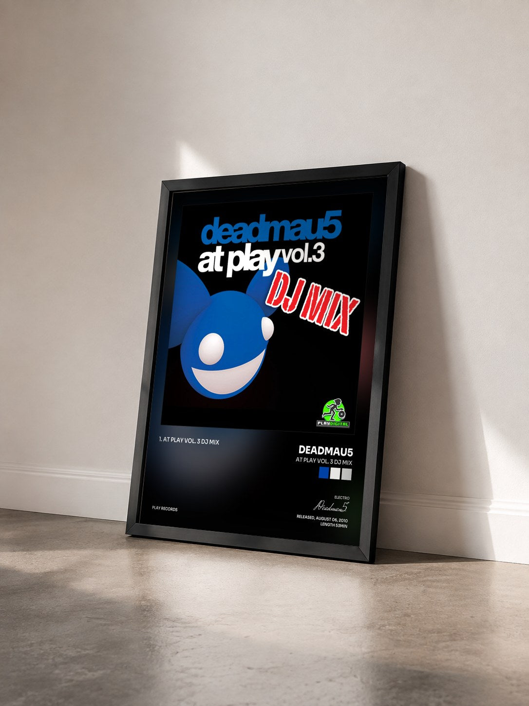 #noir Tableau de l'album At Play Vol. 3 DJ Mix de Deadmau5 vu de trois quarts, cadre noir