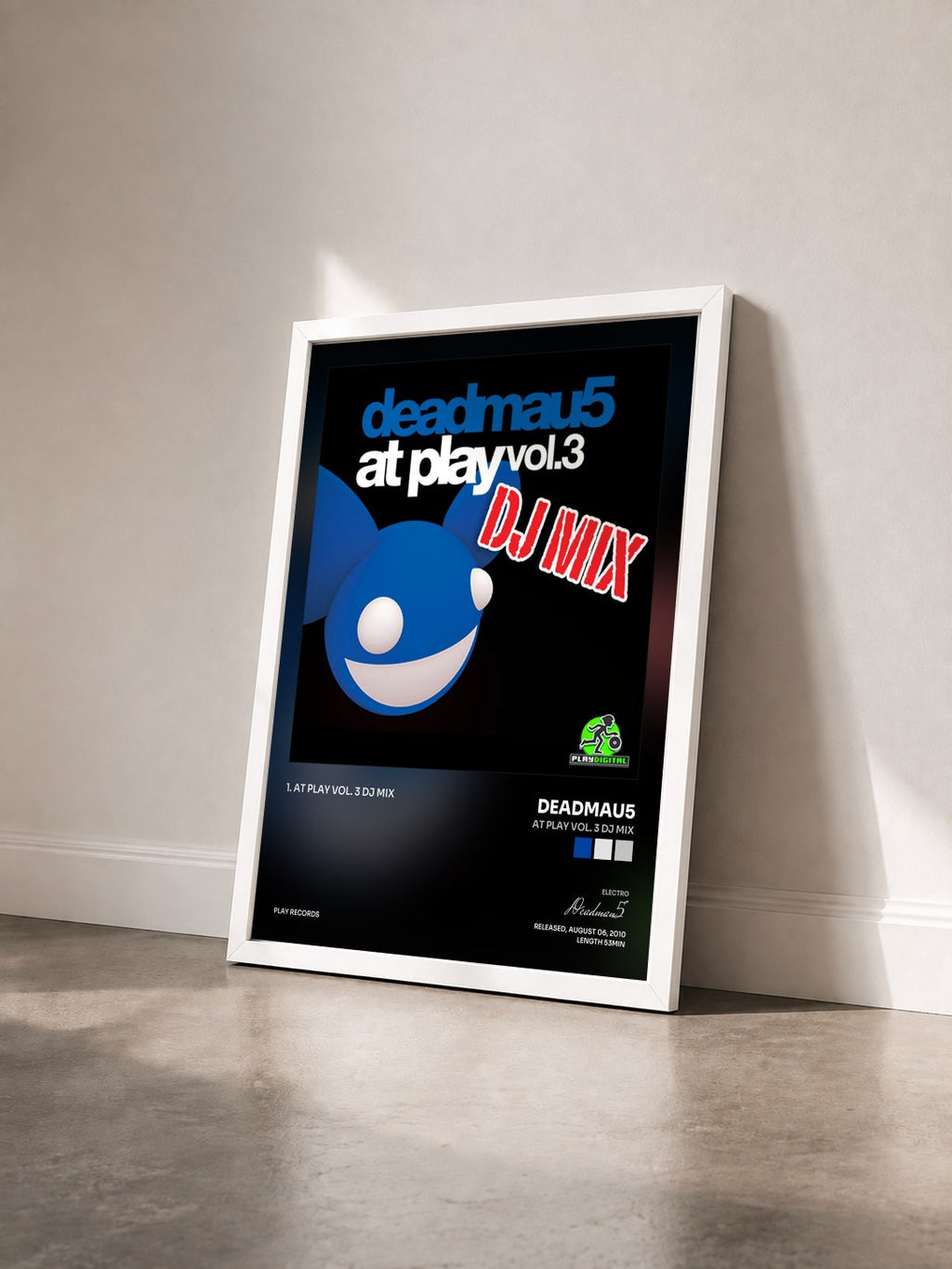 #blanc Tableau de l'album At Play Vol. 3 DJ Mix de Deadmau5 vu de trois quarts, cadre blanc