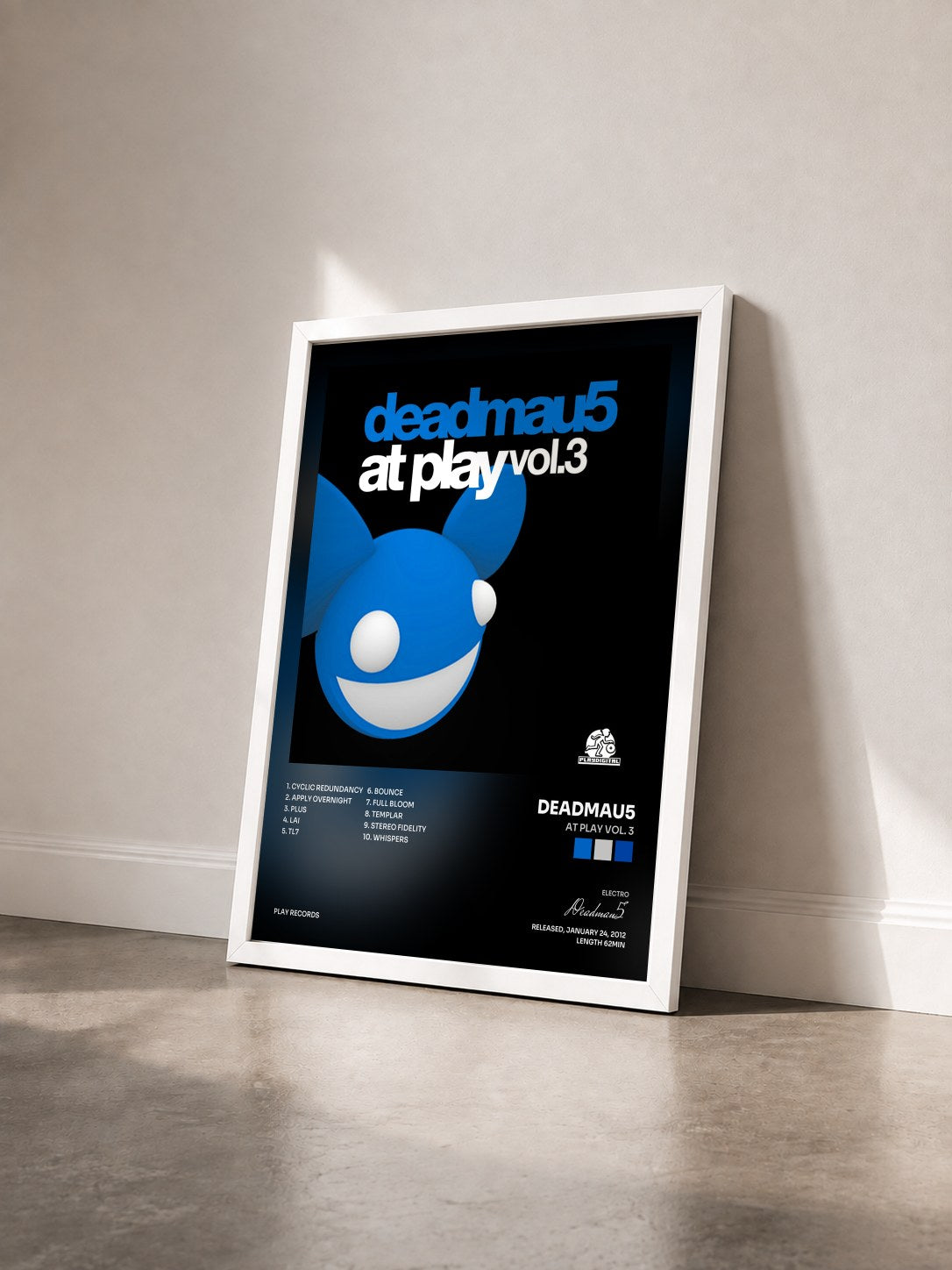 #blanc Tableau de l'album At Play Vol. 3 de Deadmau5 vu de trois quarts, cadre blanc