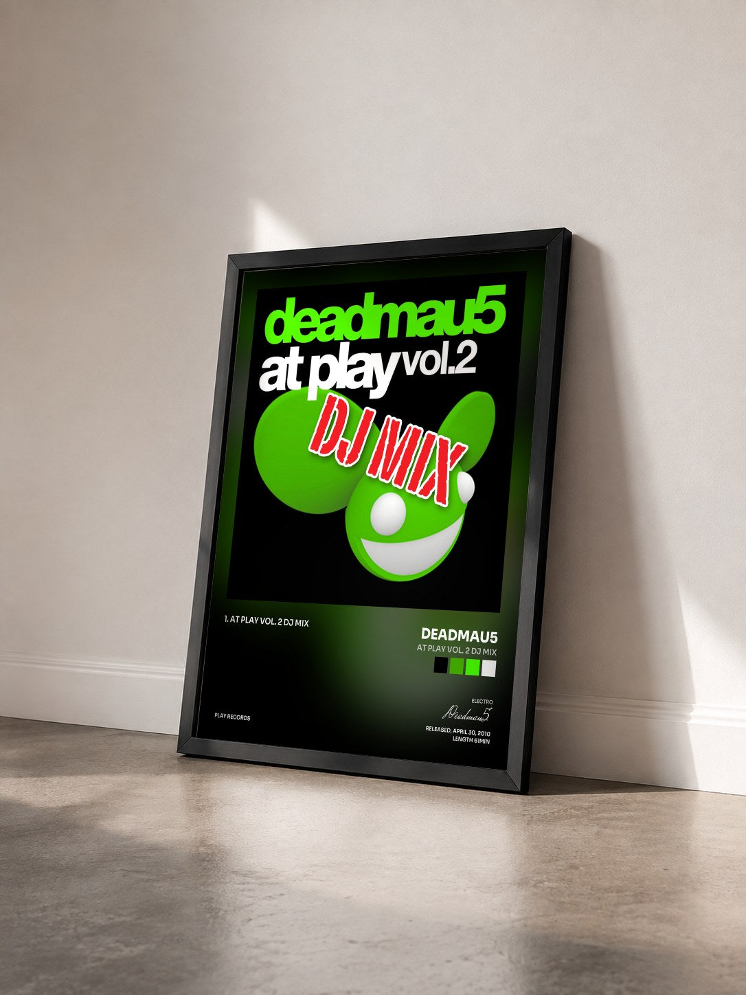 #noir Tableau de l'album At Play Vol. 2 DJ Mix de Deadmau5 vu de trois quarts, cadre noir