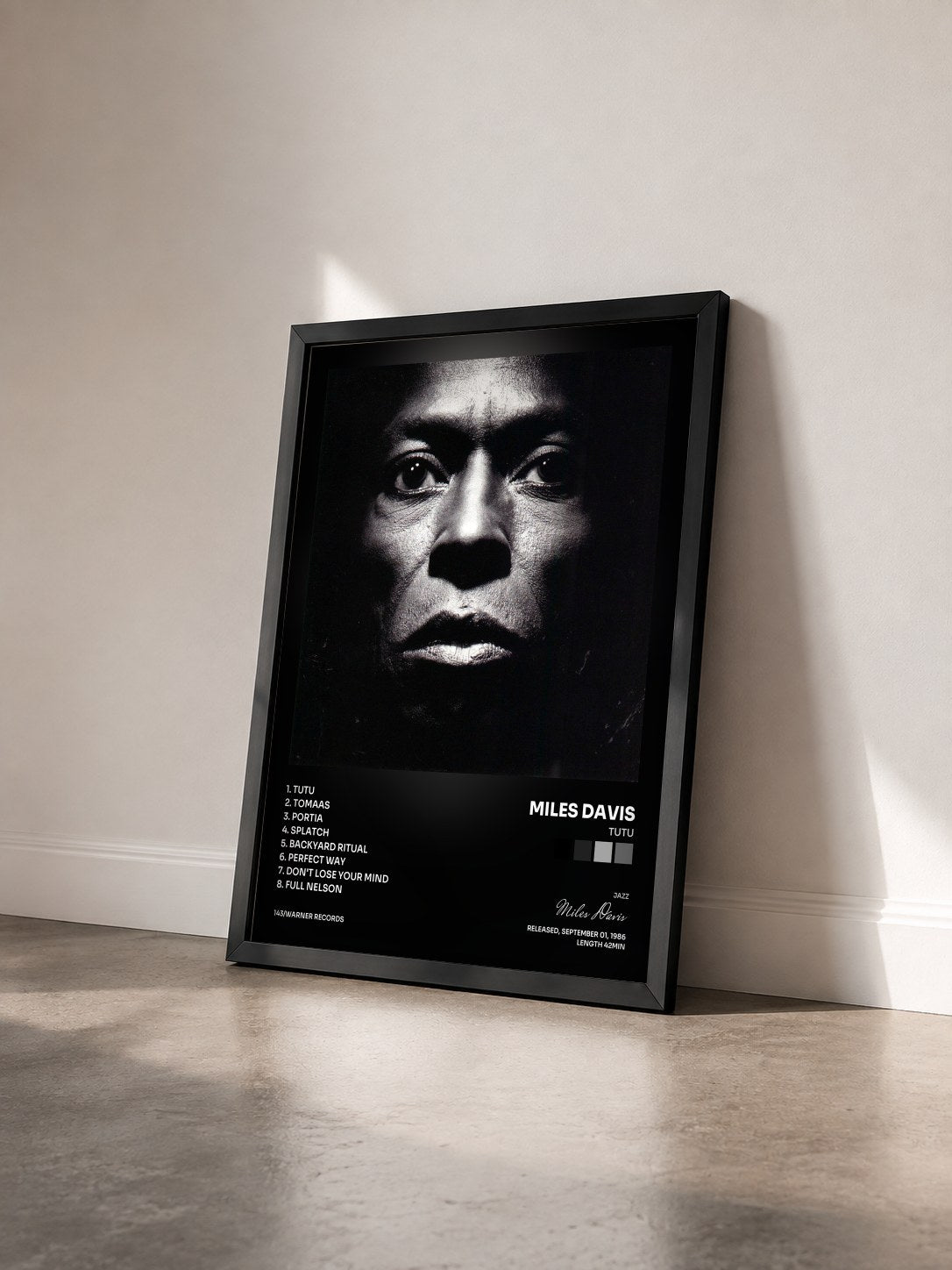 #noir Tableau de l'album Tutu de Miles Davis vu de trois quarts, cadre noir