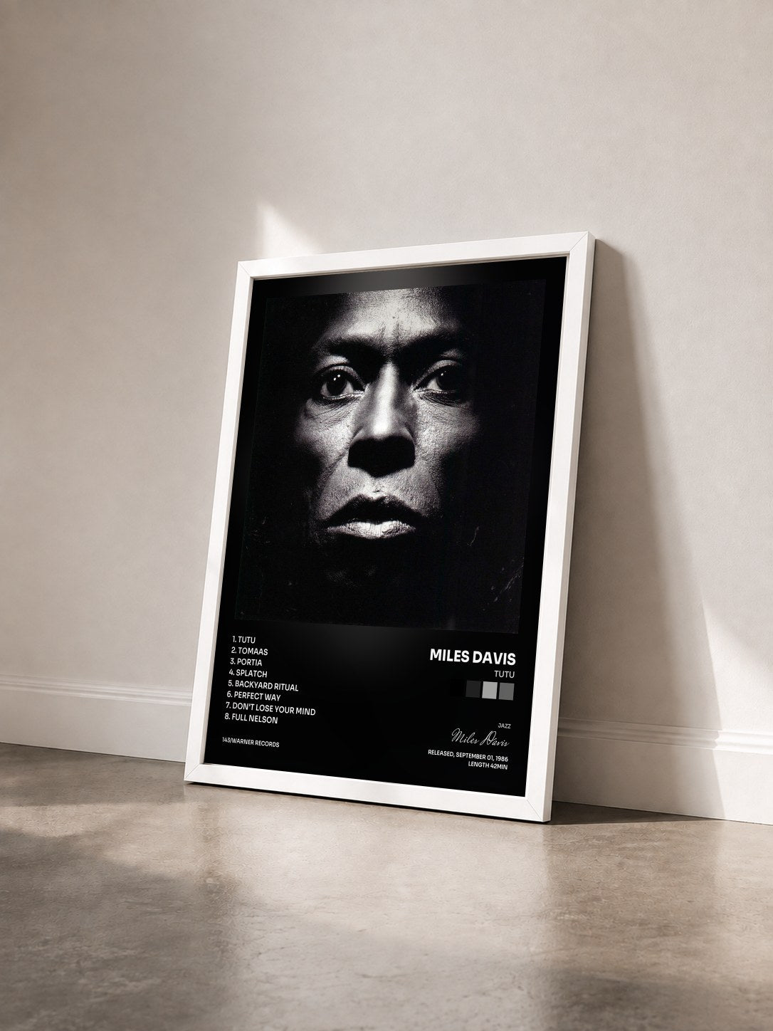 #blanc Tableau de l'album Tutu de Miles Davis vu de trois quarts, cadre blanc