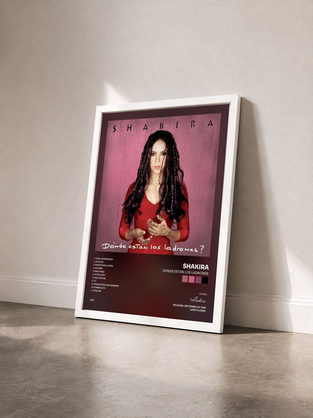 #blanc Tableau de l'album Donde Estan Los Ladrones de Shakira vu de trois quarts, cadre blanc
