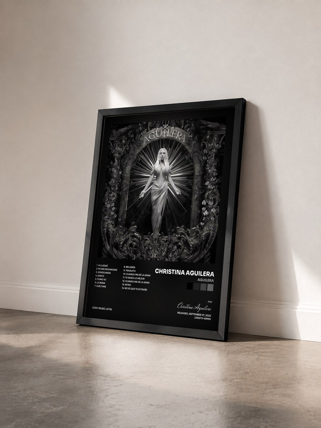 #noir Tableau de l'album AGUILERA de Christina Aguilera vu de trois quarts, cadre noir