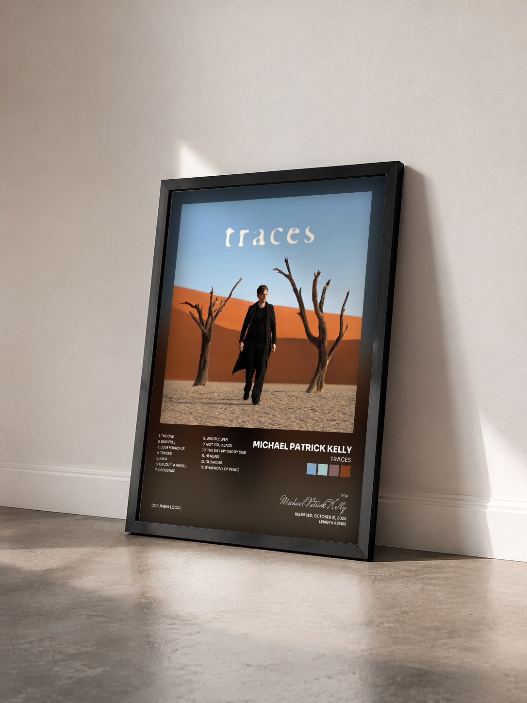 #noir Tableau de l'album Traces de Michael Patrick Kelly vu de trois quarts, cadre noir