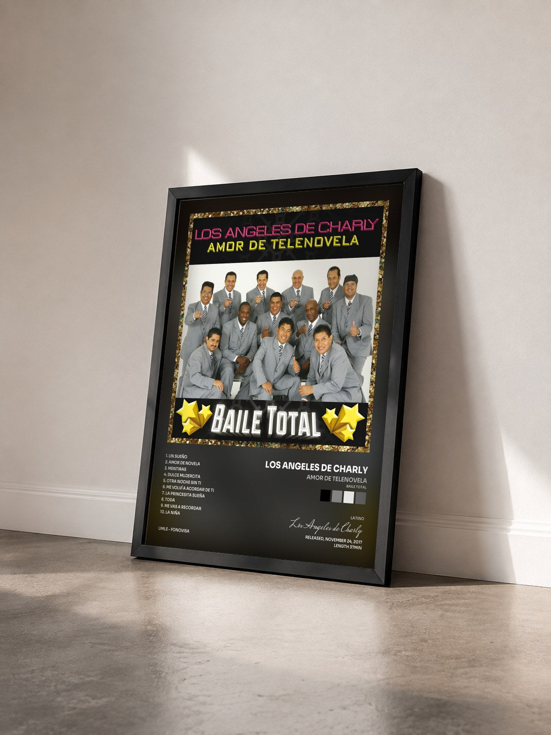 #noir Tableau de l'album Amor De Telenovela (Baile Total) de Los Angeles de Charly vu de trois quarts, cadre noir