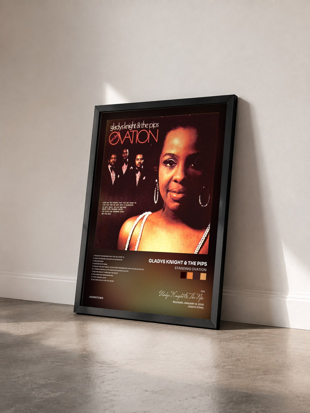 #noir Tableau de l'album Standing Ovation de Gladys Knight & The Pips vu de trois quarts, cadre noir