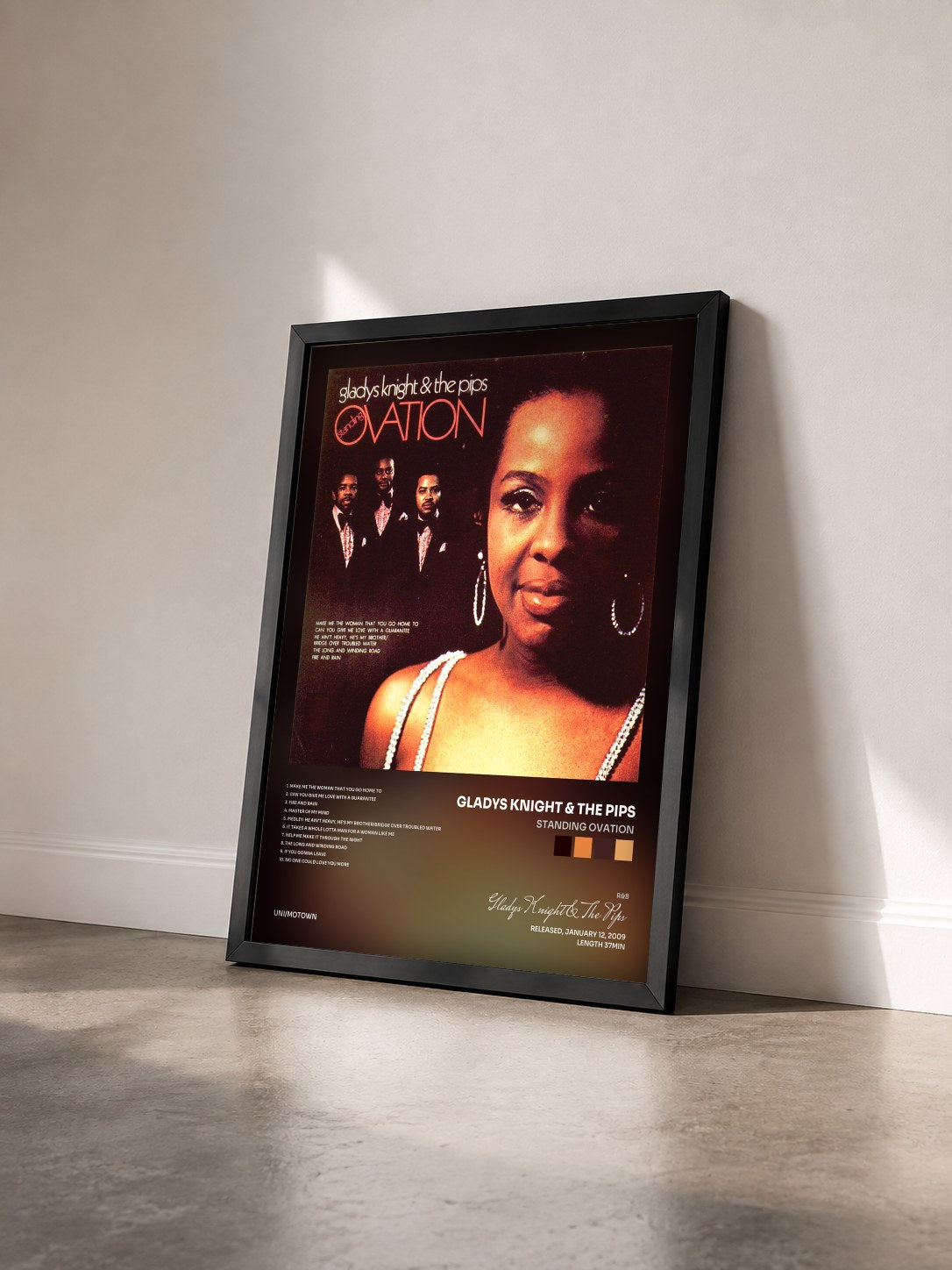 #noir Tableau de l'album Standing Ovation de Gladys Knight & The Pips vu de trois quarts, cadre noir
