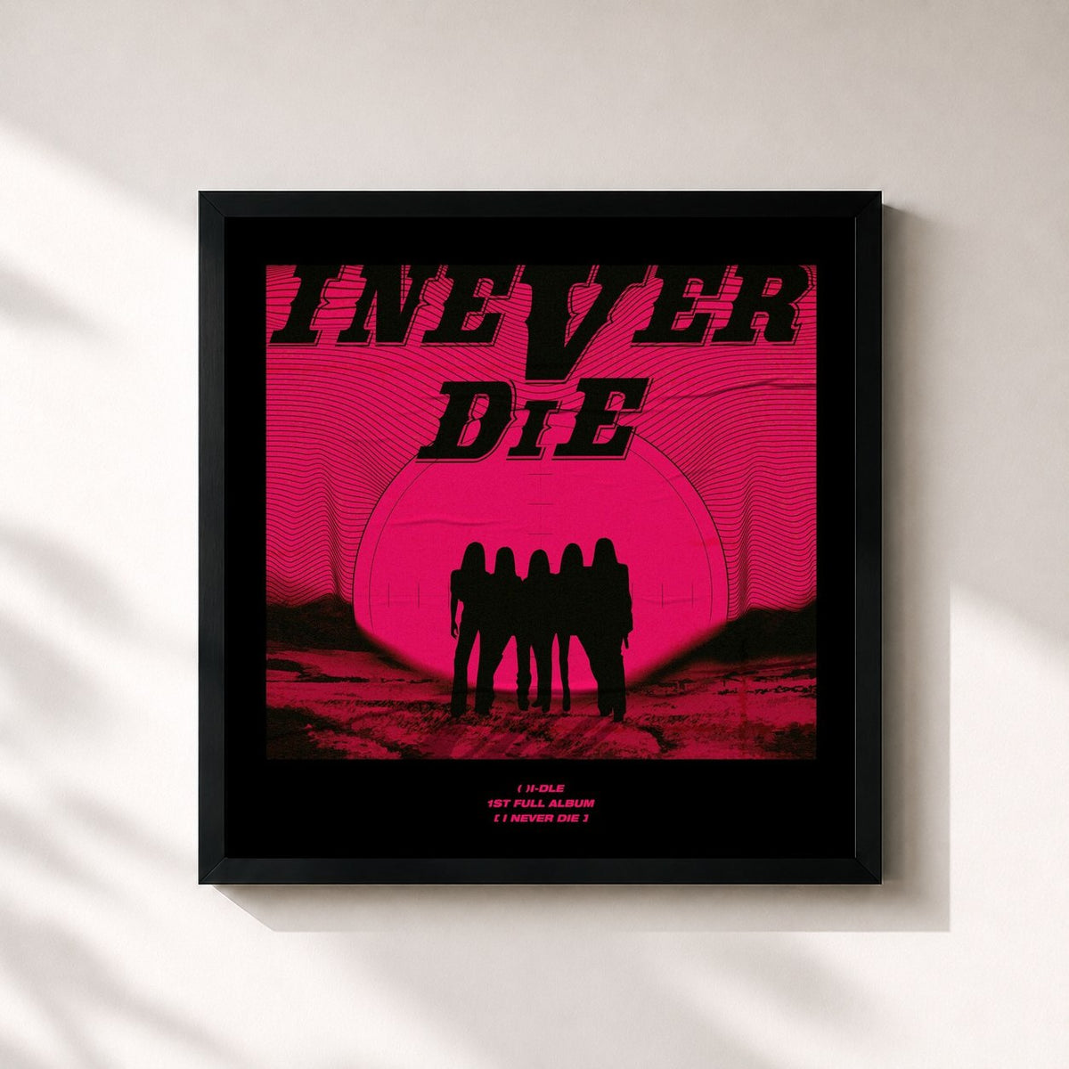 #noir Tableau carré de l'album I NEVER DIE de i-dle, cadre noir 32x32 cm
