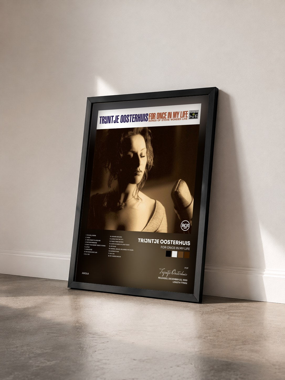 #noir Tableau de l'album For Once In My Life de Trijntje Oosterhuis vu de trois quarts, cadre noir