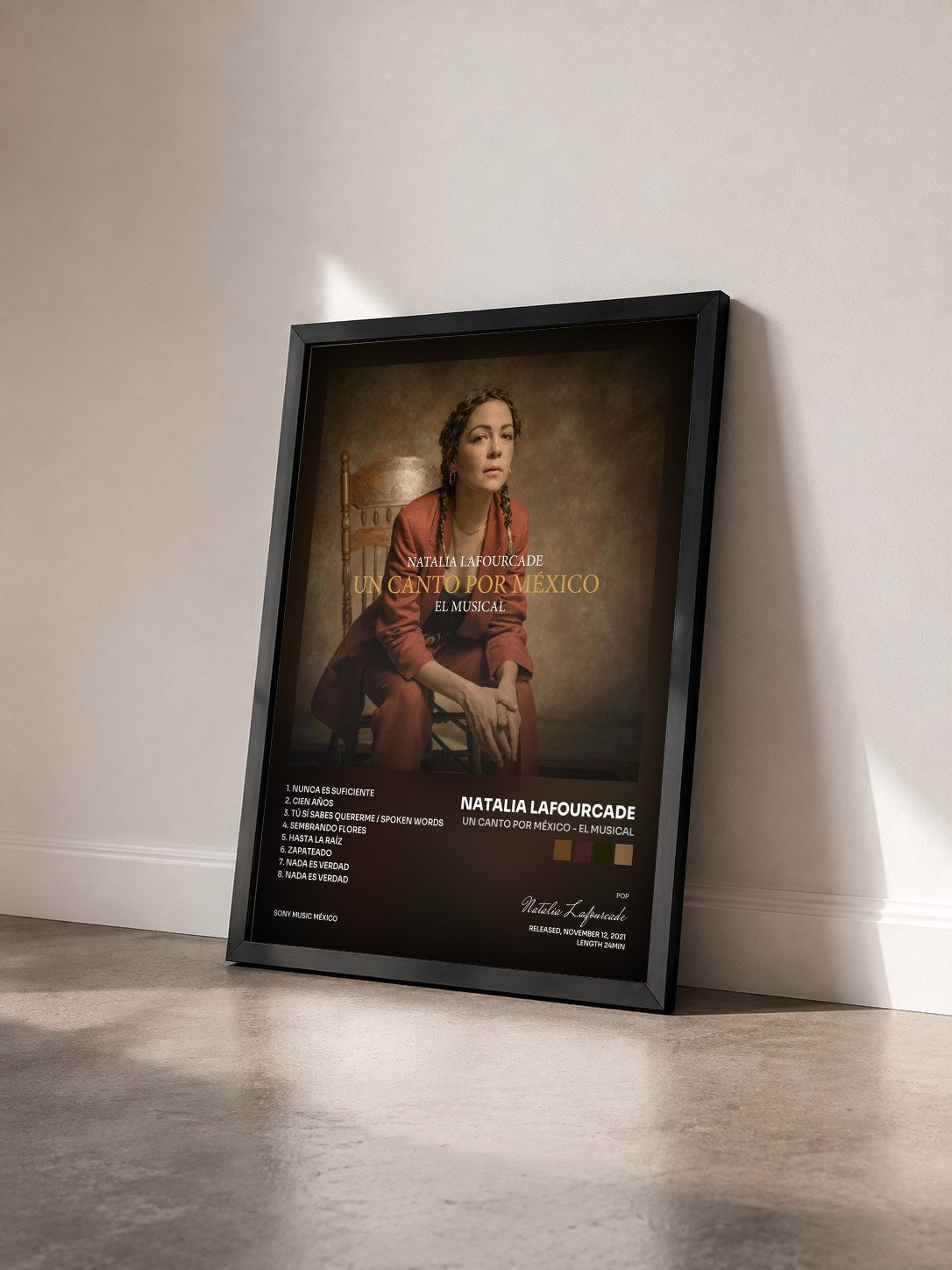 #noir Tableau de l'album Un Canto por México - El Musical de Natalia Lafourcade vu de trois quarts, cadre noir