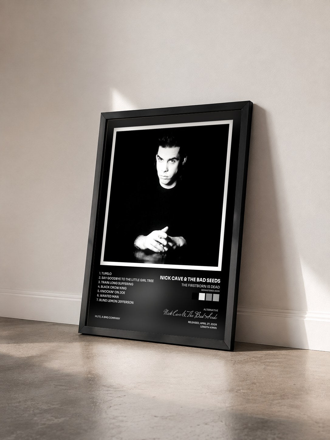 #noir Tableau de l'album The Firstborn Is Dead (Remastered 2009) de Nick Cave & The Bad Seeds vu de trois quarts, cadre noir