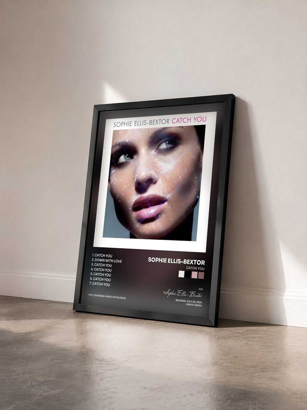 #noir Tableau de l'album Catch You de Sophie Ellis-Bextor vu de trois quarts, cadre noir