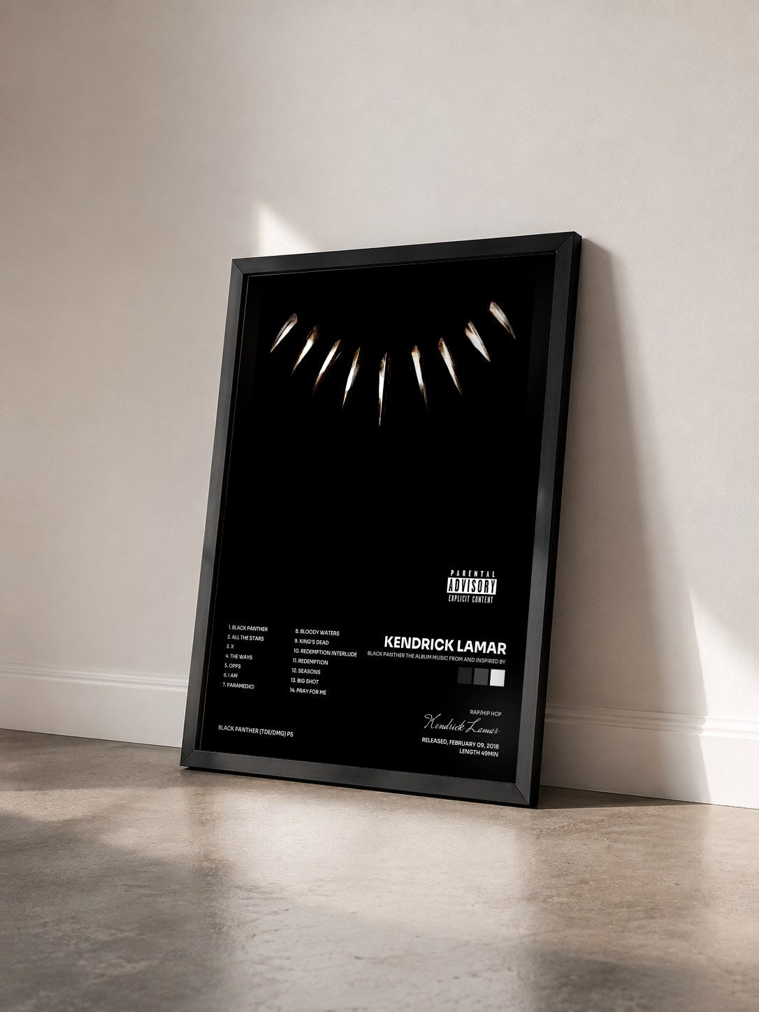 #noir Tableau de l'album Black Panther The Album Music From And Inspired By de Kendrick Lamar vu de trois quarts, cadre noir