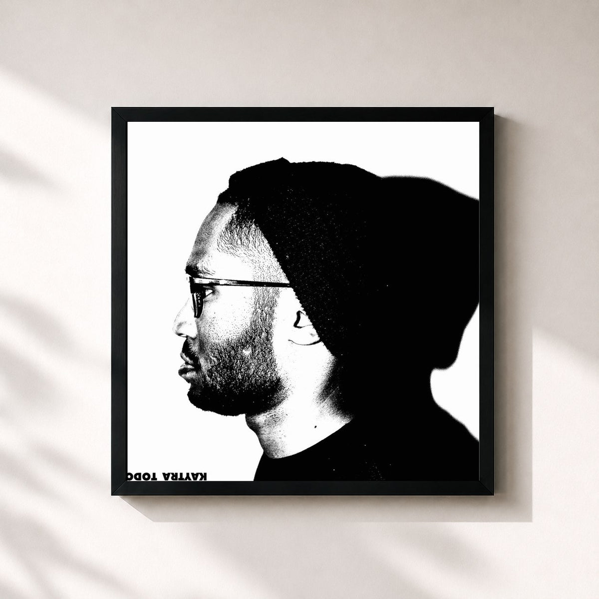 #noir Kaytra to Do de KAYTRANADA en lámina cuadrada enmarcada, marco negro de 32x32 cm