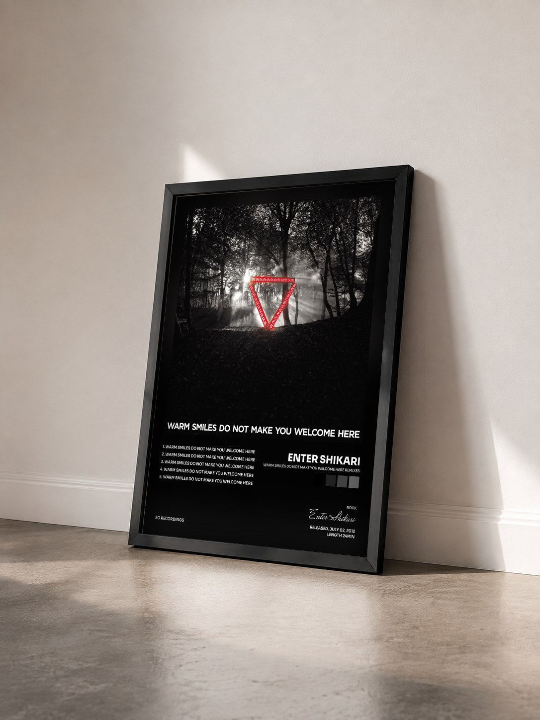 #noir Tableau de l'album Warm Smiles Do Not Make You Welcome Here Remixes de Enter Shikari vu de trois quarts, cadre noir