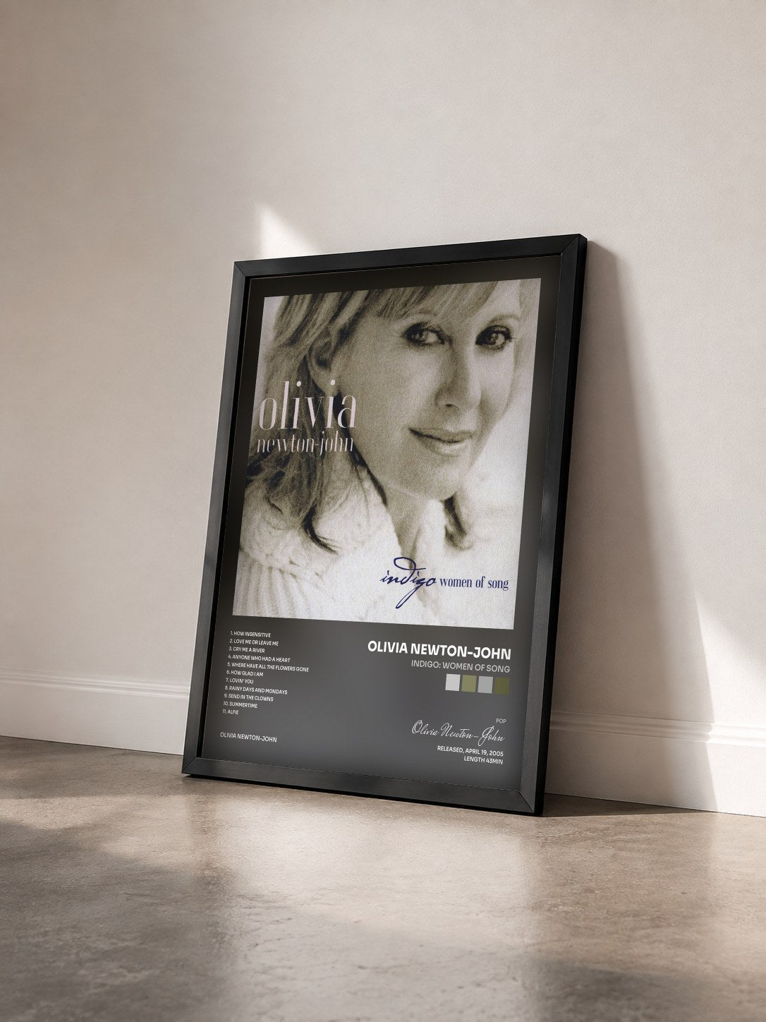 #noir Tableau de l'album Indigo: Women Of Song de Olivia Newton-John vu de trois quarts, cadre noir