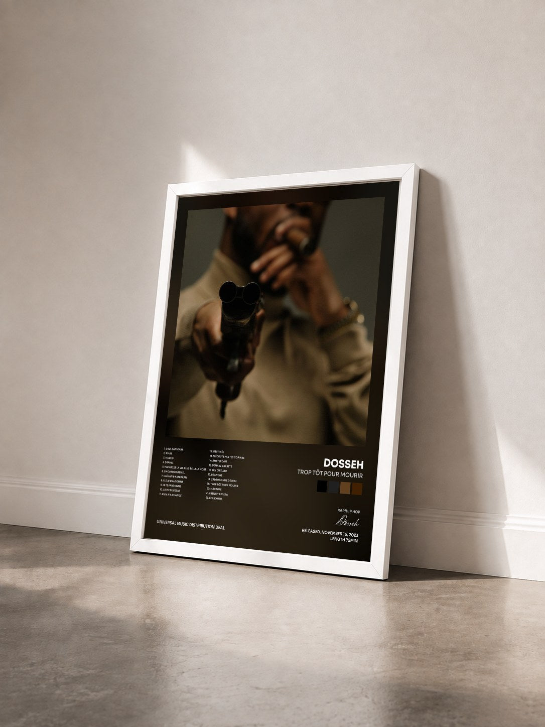 #blanc Tableau de l'album Trop tôt pour mourir de Dosseh vu de trois quarts, cadre blanc